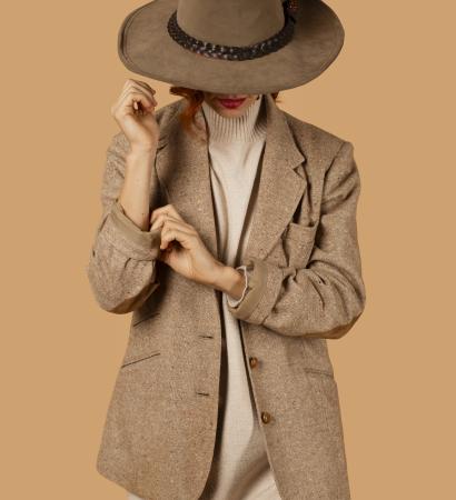 une-femme-posant-avec-une-tenue-monochrome